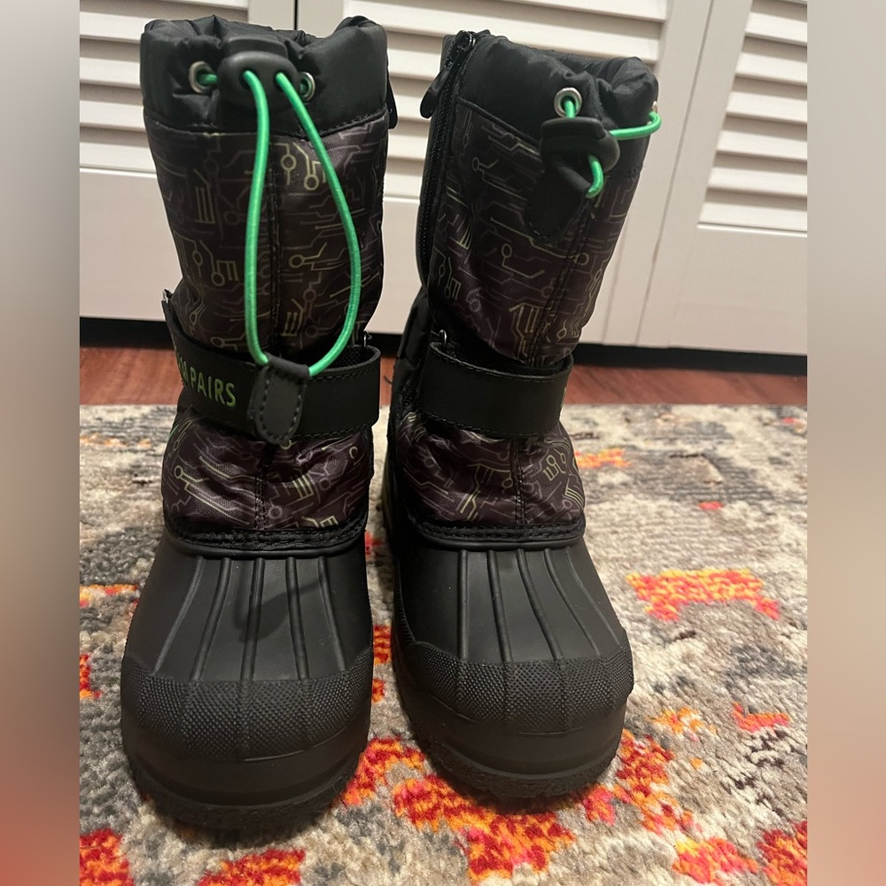 Dream Pairs Black and Green Kids Snow Boots. Size 13